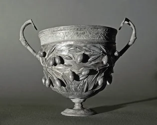 Kantharos de plata con rama de olivo