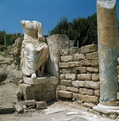Estatua y restos arqueológicos