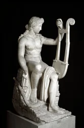 El Apolo Lyricine o Apolo sosteniendo una lira. Escultura romana de mármol según el original griego. Siglo III a. C. Roma, Museo Nazionale Romano (Palazzo Massimo alle Terme)