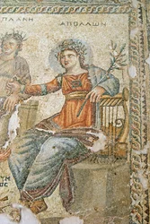 El mosaico de Apolo y Marsias (detalle de Plinio y Apolo)