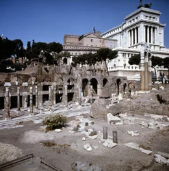 El Foro de César comenzó en -54 a.C. y terminó bajo el Emperador Augusto (Octavio) (63 a.C. - 14). Roma