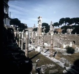 El Foro de César comenzó en -54 a.C. y terminó bajo el emperador Augusto (Octavio) (63 a.C. - 14). Roma.