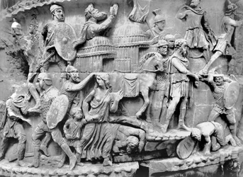 El emperador llegando a un pueblo mientras es saqueado, detalle de la columna de Marco Aurelio, AD 180-196