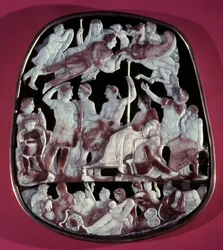 El gran camafeo de la Santa Capilla o Camafeo de la Apoteosis de Augusto: se representan 24 figuras, incluyendo al emperador romano Augusto (en el centro), César Germánico, Tiberio, Nerón, Calígula y Livia Drusila Augusta (58 a.C.). En la parte superior