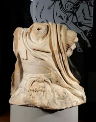 Torso de Lucio Licinio Murena inspirado en el Alejandro a caballo del grupo de bronce de Lisipo dedicado a Dion, 67 d.C. (mármol)