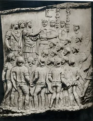 Trajano (98-117) se dirige al ejército, un molde tomado de la Columna de Trajano, AD 113