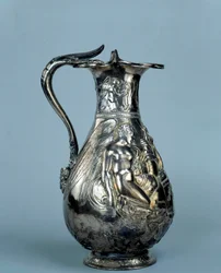 Tesoro de Boscoreale: aguamarina: En el cuello: dos genios alados regando grifos. En el vientre: una victoria sacrifica un ciervo, la otra en un beltree, ofrece incienso y una rama de olivo. Final del siglo I a.C.- siglo I d.C. Sol 0,24 m. París, Louvre