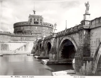Vista del castillo y el puente, construido 135-39 d.C., visto desde las orillas del Tíber