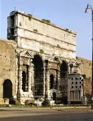 Vista de la puerta maggiore (mayor), este es el punto donde termina el acueducto de Claudio en 38 d.C. Roma