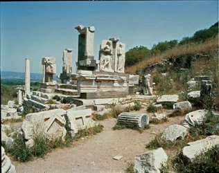 Vista del monumento a Memmio