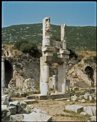 Vista del templo de Domiciano dedicado al emperador