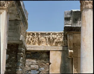 Vista del templo de Adriano