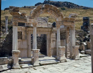 Vista del templo de Adriano en la calle de Curetes
