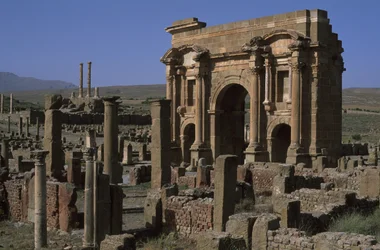 Arco de Trajano y templo Capitolino, c.100 d.C., Período Imperial Alto