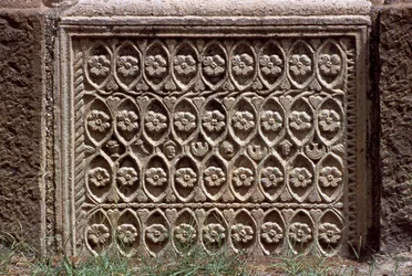 Fragmento arquitectónico con decoración tallada, período alto imperial (27 a.C.-395 d.C.)