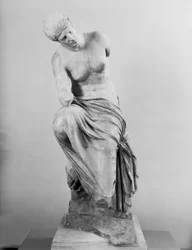 Estatua de una musa sentada