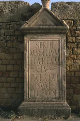 Estela con una inscripción en el Mercado Sertius, Alto Imperio (27 a.C.-395 d.C.)