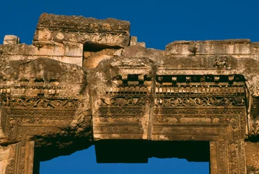 Templo de Baco (detalle del dintel de la puerta)