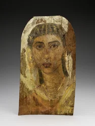 Retrato de momia de una joven, 1-100 d.C. (madera pintada, cera y textil)