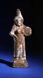 Estatuilla de la diosa Isis sosteniendo un tímpano (terracota pintada)
