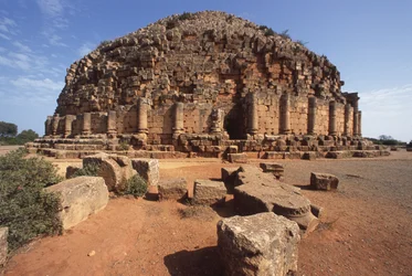 Mausoleo real de Mauritania, llamado Tumba del Cristiano por las cruces moldeadas en las puertas falsas