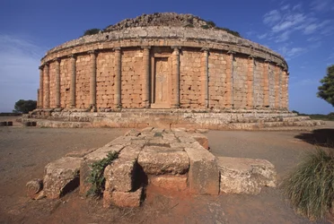 Mausoleo real de Mauritania, llamado Tumba del Cristiano por las cruces moldeadas en las puertas falsas