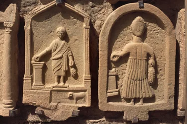 Estelas que representan figuras humanas
