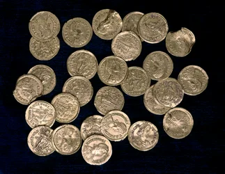 28 monedas del período del emperador romano occidental Flavio Honorio (384-423) y el emperador romano oriental Flavio Arcadio (377/378-408), siglos IV y V
