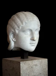 Cabeza de la Emperatriz Barbia Orbiana (siglo III), mármol