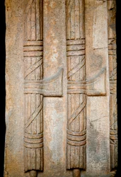 Bajorrelieve que representa un haz de lictores del período imperial romano (símbolo del poder romano). Roma, Museo Nazionale Romano. (Fasces)
