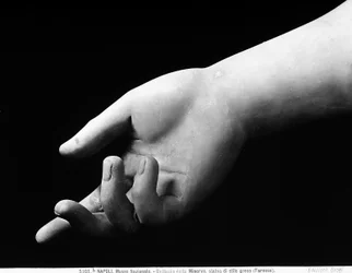(detalle) de la mano de la Atenea Farnese