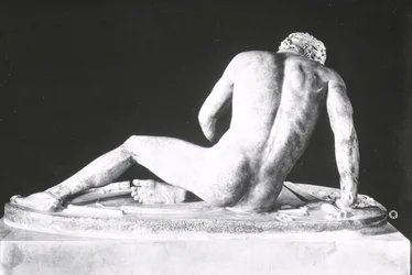 Galo moribundo, copia de un original griego de c.230-220 a.C. por Epigonos (vista trasera)