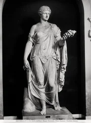 Estatua femenina llamada Flora Farnese, siglo II-III d.C.