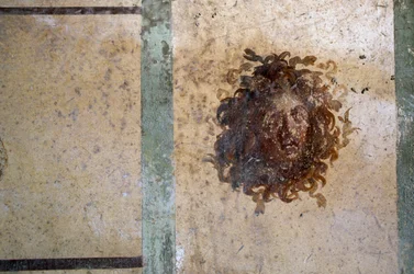 Cabeza de Gorgona, fresco de la Casa de Cayo Julio Polibio, Pompeya (Lista del Patrimonio Mundial de la UNESCO