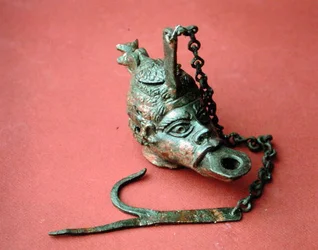 Lámpara de aceite colgante en forma de cabeza de africano, de Belkis (ahora Zeugma), Turquía