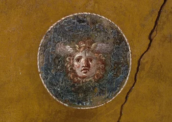 Medallón con cabeza de Gorgona, ala derecha en la Casa de los Vettii, Pompeya (Lista del Patrimonio Mundial de la UNESCO