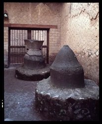 Piedra de molino para trigo, pistrinum (panadería), siglo V a.C. - siglo I d.C.