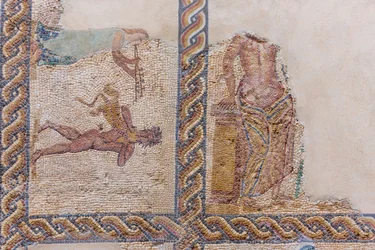 Mosaicos parcialmente dañados en exhibición