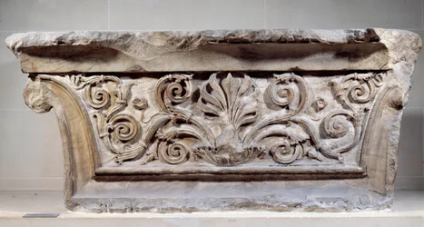 Capitel de pilastra. Arquitectura del Imperio Romano. París, Museo del Louvre