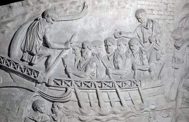 Arte romano: soldados romanos en una galera en el Danubio durante la Primera Guerra en Dacia. Molde de 1862 reproduciendo los bajorrelieves de la columna de Trajano en Roma construida durante el reinado del emperador Trajano (53-117)