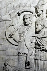 Arte romano: guerreros romanos durante la primera guerra en Dacia. Molde de 1862 reproduciendo los bajorrelieves de la columna de Trajano en Roma construida durante el reinado del emperador Trajano (53-117). La columna de Trajano conmemora