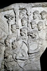 Arte romano: guerreros llevando Vexillum (estandartes romanos). Molde de 1862 reproduciendo los bajorrelieves de la columna de Trajano en Roma construida durante el reinado del emperador Trajano (53-117)