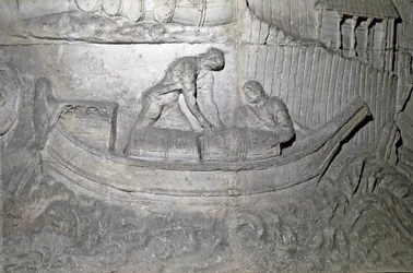 Arte romano: barco cargando provisiones en el Danubio durante la Primera Guerra en Dacia. Molde de 1862 reproduciendo los bajorrelieves de la columna de Trajano en Roma construida durante el reinado del emperador Trajano (53-117)