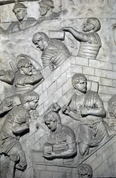 Arte romano: construcción de un fuerte en el campamento romano. Molde de 1862 reproduciendo los bajorrelieves de la columna de Trajano en Roma construida durante el reinado del emperador Trajano (53-117)
