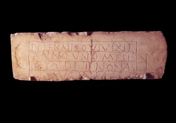 Antigüedad romana: placa de loculus llamada Jubenalis, epitafio de un niño muerto. De las catacumbas de Roma. París, Museo del Louvre