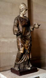 Antigüedad romana: estatua de Minerva, drapeada y cubierta con la égida, sosteniendo un búho en la mano. Escultura en alabastro y mármol. Se la identifica con la diosa griega Atenea. Altura 1,33 m. París, Museo del Louvre