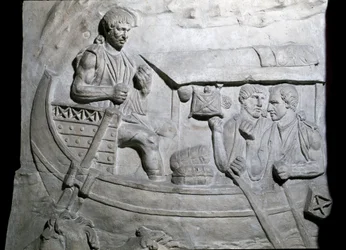 Arte romano: Soldados romanos en un barco durante la primera guerra en Dacia. Molde de 1862 que reproduce los bajorrelieves de la columna de Trajano (Colonna Traiana) en Roma construida durante el reinado del emperador Trajano (53-117). La columna de Traj