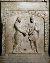 Arte romano: altar funerario decorado con la escena de una boda (Junctio dextrarum). Bajo relieve