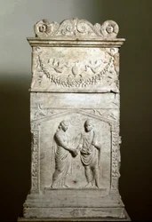 Arte romano: altar funerario decorando la escena de una boda (Junctio dextrarum) - Relieve en mármol, arte romano, del altar funerario de una pareja casada - Roma, Museo Nazionale Romano