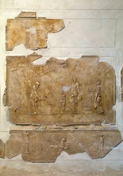 Arte romano: iniciación en los misterios de Dioniso: celebración de rituales dionisíacos. Bajorrelieve procedente de la zona de la Villa Farnesina. Roma, Museo Nazionale Romano (o Museo de las Termas)